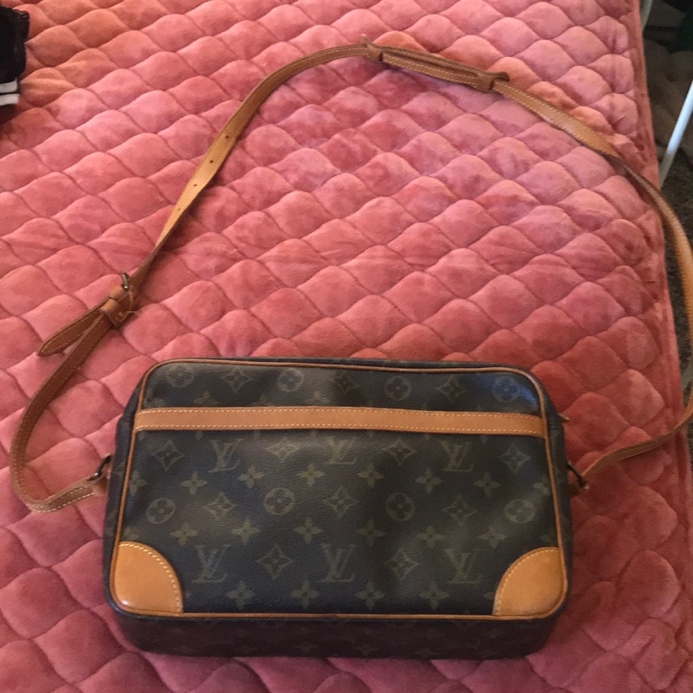 Cross body authentic Louis Vuitton